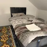 Studio With 3 Beds- 20 Min From London Bridge And Gatwick Airport