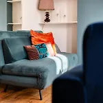 1 Bedroom Chic Flat By Hostarahomes, Sleeps Up To 4, Full Apartment, Central London Location