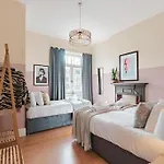 Cosy , Haven And Spacious Apartment