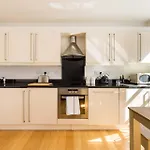 Contemporary 1 Bedroom Bloomsbury Apartment