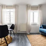 Contemporary 2 Bedroom Apartment In Shepherd\'S Bush