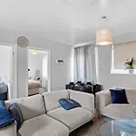 Cozy 3-Bed House Near Lcy & Excel Ideal For Groups & Families