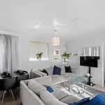 Cozy 3-Bed House Near Lcy & Excel Ideal For Groups & Families