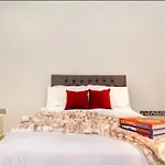 Green Street Luxury Apartment In London
