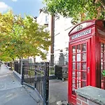 Beautiful 3 Bedroom Flat In Scott Ellis Gardens