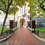 Beautiful 3 Bedroom Flat In Scott Ellis Gardens