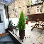 St 7 - Cosy, Modern Studio Apartment-Corbyn St N4