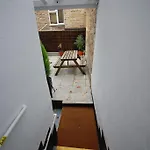St 7 - Cosy, Modern Studio Apartment-Corbyn St N4