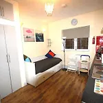 St 7 - Cosy, Modern Studio Apartment-Corbyn St N4