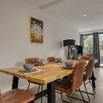 3-Bed, 2-Bath Wembley Apartment With Free Parking