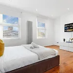 Luxury 4-Bedroom Modern Flat In Central London Steps From Station, Sleeps 9 In Style!