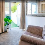 Beautiful 3-Bed House-The Centre