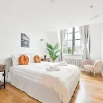 Light And Airy Central London Apartment