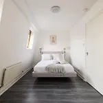 Contemporary 2 Bedroom Apartment In Shepherd\'S Bush