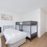 Heads On Bed -Canary Wharf Docklands Apartments For The Larger Groups