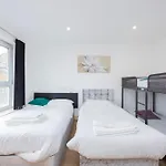 Heads On Bed -Canary Wharf Docklands Apartments For The Larger Groups
