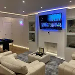 Stylish 2-Bedroom Getaway In The Heart Of Chelsea