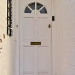 Modern Studio Room By Livestay Short Lets & Serviced Accommodation London