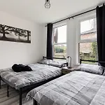 Beautifully Modern 2-Bed Apartment W/Garden