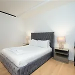 Capital Two Bedroom Flat In Battersea