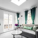 Liverpool Street Apartment
