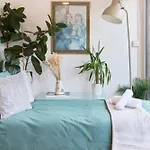 Hyde Park Terraced Apartment - Free Parking