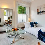 Flat In Victoria London