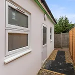 Tranquil Garden Studio In Neasden, London