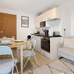Modern Flat & Balcony In Historic West Kensington