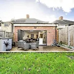 House With Garden Next Wembley Stadium Free Parking