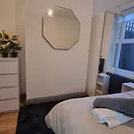 5 Bed Home With Cinema, F1 Racing Sim, 1 Gb Internet, Bbq, Garden, 20 Mins London, Parking, Ev Port, Metro 5 Mins Walk