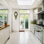 5-Bed Family Retreat In Chiswick