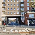 2-Bedroom Flat Near Euston Station, Central London