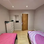 2 Bedroom Flat - Travel Direct To Heathrow/Central