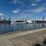 Waterfront Double Room With Fireplace In The Heart Of Royal Docks