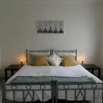 3 Bedroom Apartment In Victoria, Central London