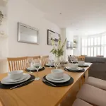Fulham Spacious & Luxe House With Parking & Garden