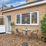 Immaculate 2-Bed London Escape- Sleeps 6- Garden & Parking - 15 Mins To Central- Save 20 Percent Weekly!