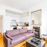 Bright And Spacious Notting Hill Nest