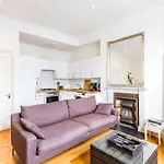 Bright And Spacious Notting Hill Nest