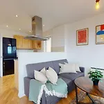 Cozy Hackney Apartment