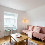 Modern And Stylish Apartment In West Kensington