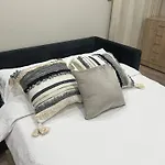 Canary Wharf O2 Excel Flat With Parking & Balcony