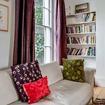 Bright Two Bedroom Apartment Near Vibrant Camden Town