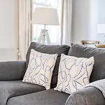Cozy And Spacious Kensington Maisonette