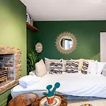 Chiswick Gem Stylish 1-Bed Flat For Modern Living