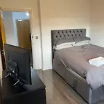 Room With Shared Kitchen And Living Room In South East London By The Riverside
