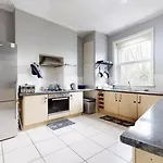 Bright 4 Bed London Living