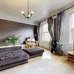 Bright 4 Bed London Living
