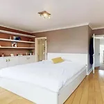Bright 4 Bed London Living